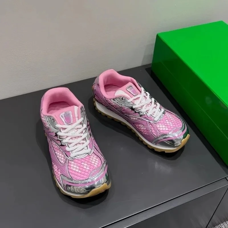 Modellen van trendy hardloopschoenen, comfortabele en lichte sportschoenen voor heren en dames