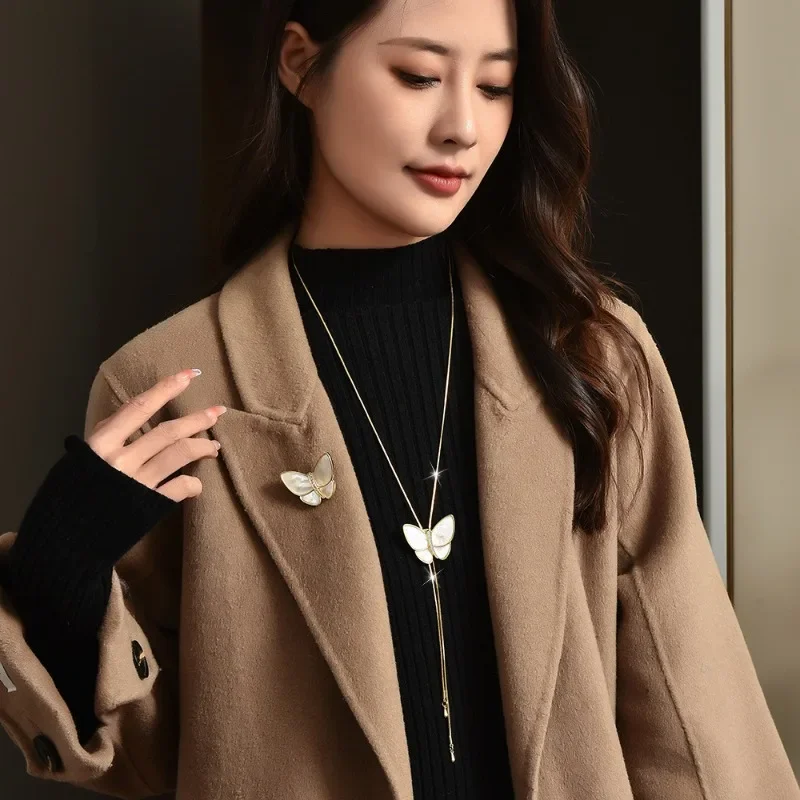 新しいバタフライセーターチェーン、ファッショナブルで多用途です。 レディース バタフライ コサージュ ロング ネックレス、1 個で 2 回着用可能