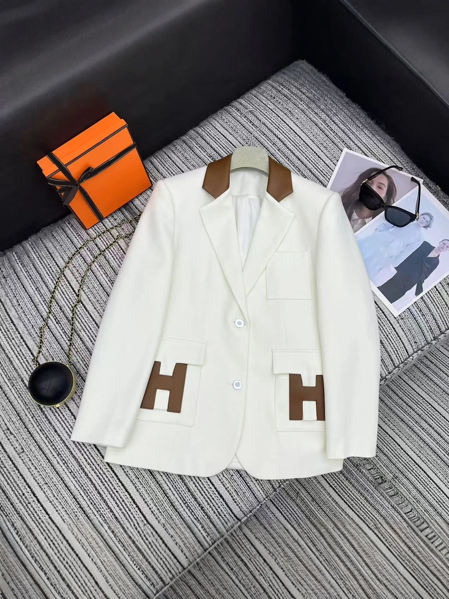 

Высококачественный женский длинный кожаный лоскутный костюм ветра, весна 2026, винтажный свободный крой, теплые украшения