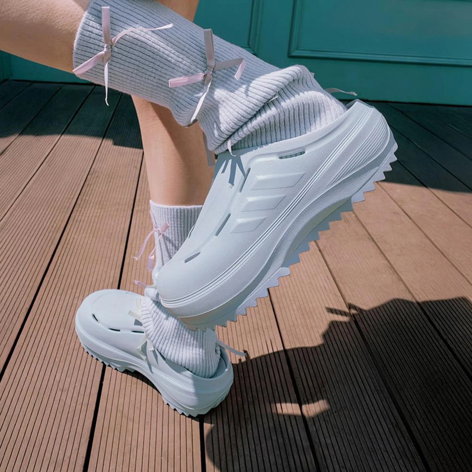 

Легкие сандалии унисекс adidas Originals OZWAVE CLOG JR9273