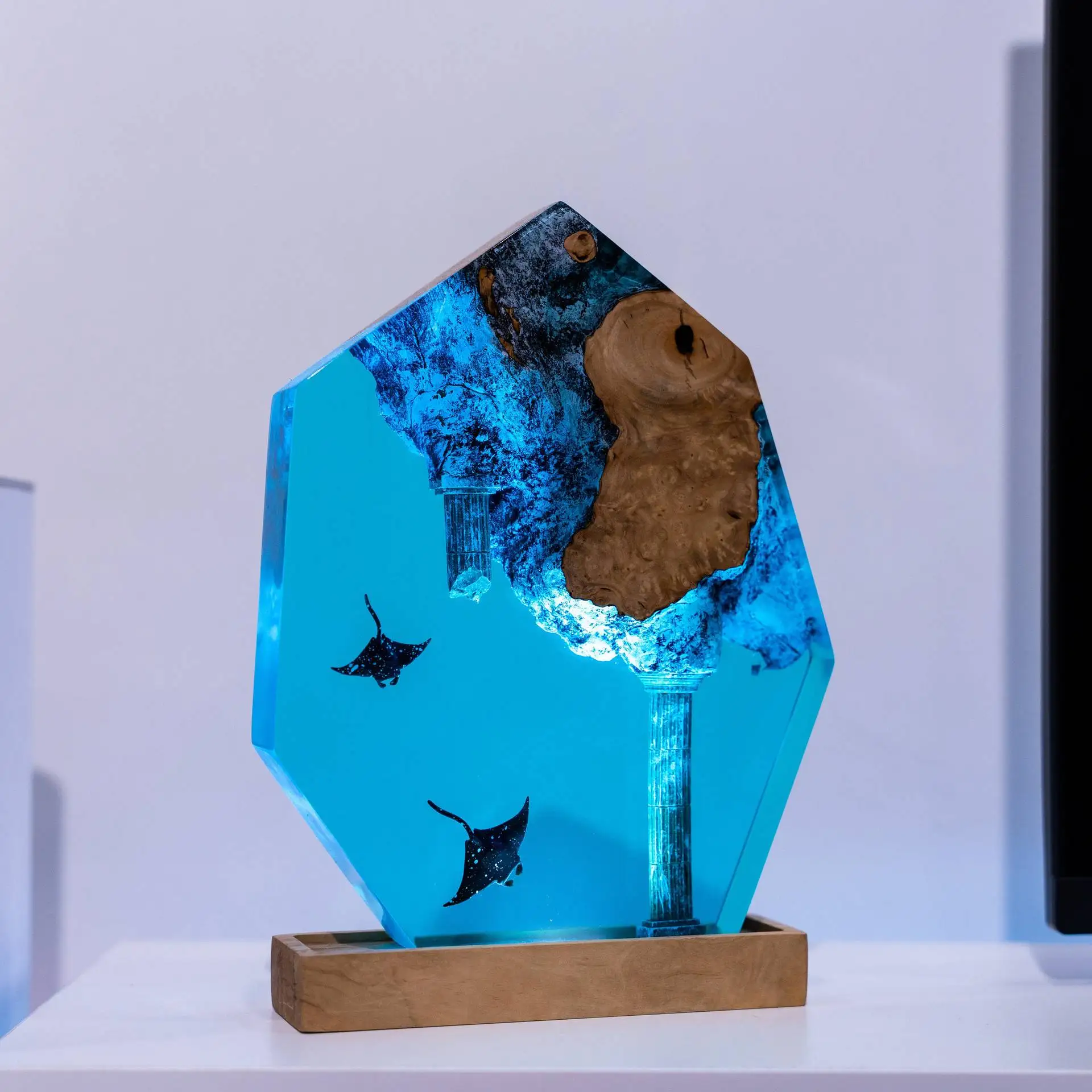 Customized Items Resin Table Light Undersea Ruins Manta Ray LED Night Light Creative Artistic Room Decoration Lamp USB Charge