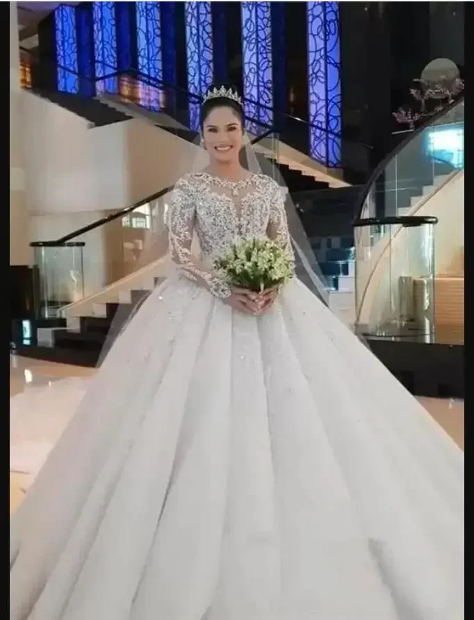 ชุดแต่งงานทรงบอลกาวน์ประดับลูกปัดแบบสั่งทำพิเศษ แขนยาว ชายกระโปรงทรง Cathedral  ไซส์พลัส