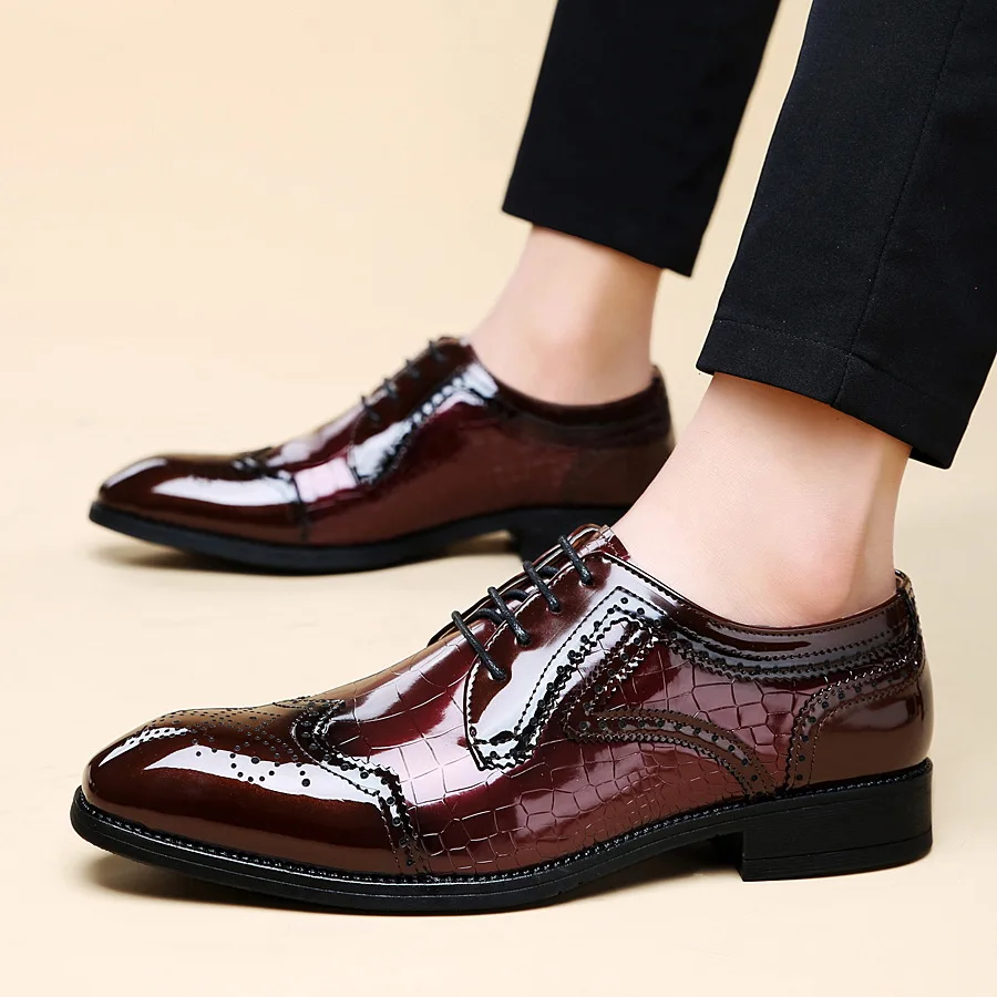 2026 Spring Large Size Pointed Toe Wedding Bright Leather Men's Dress Shoes Brogue Suit Carved Business Formal Casual Shoes