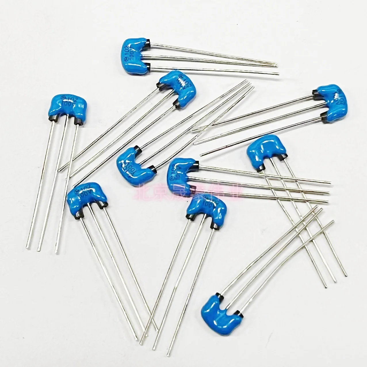 

10pcs EMI static three terminal filter capacitor 100V/DSS1NB32A101/102/103/221/222/223/471