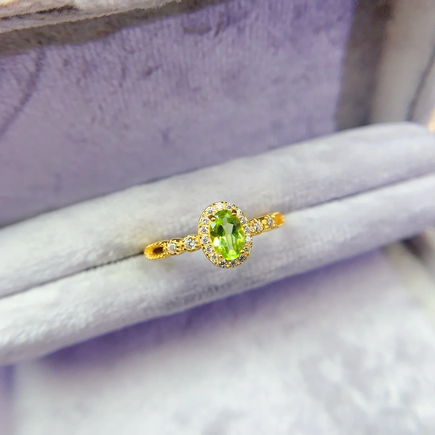 

New 925 silver peridots ring oval 4x6mm, versatile, fashionable, light luxury, delicate female style, full diamond classic ring