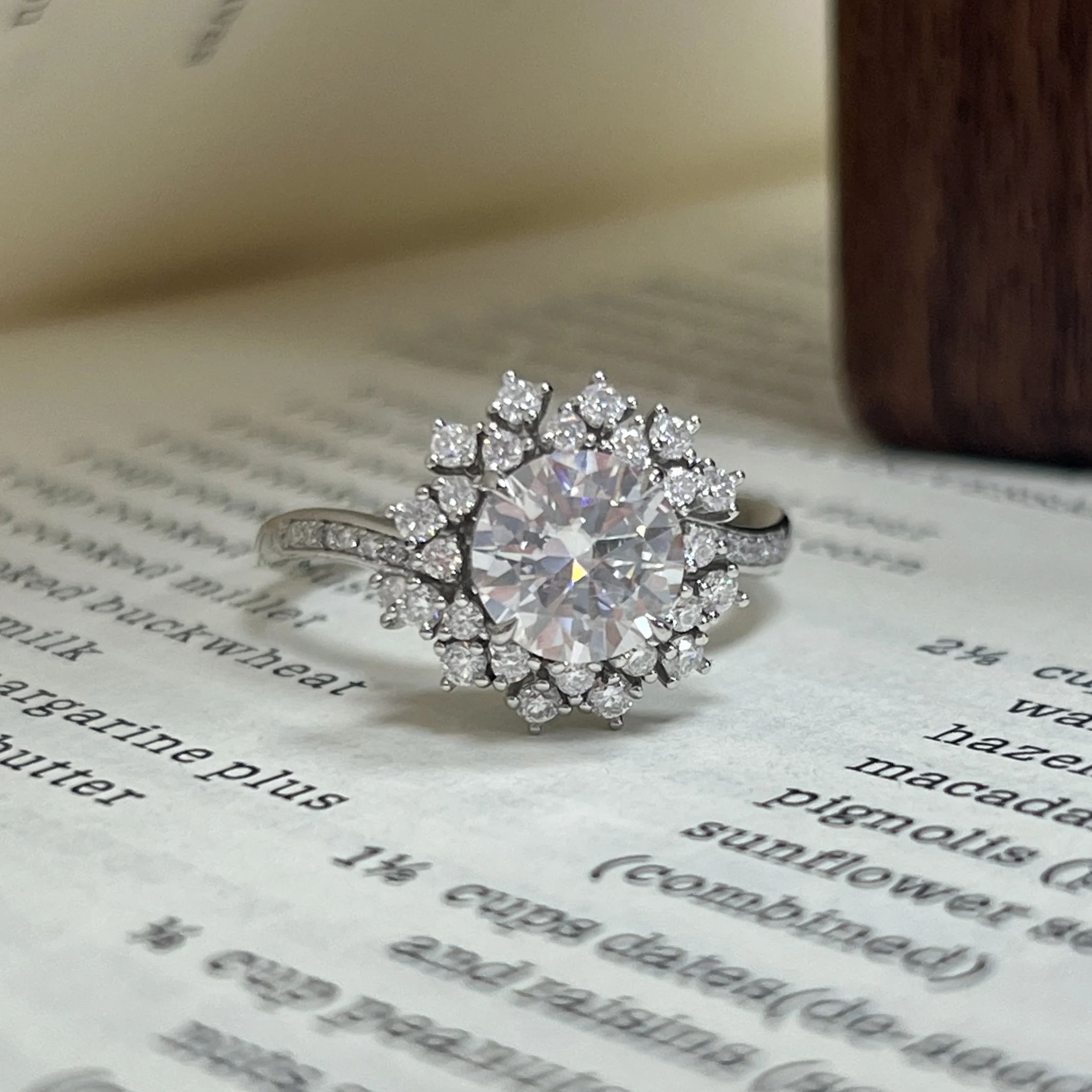 

S925 silver plated with 18k thick gold, 2 carats of moissanite, European-style snowflake ladies’ engagement ring.