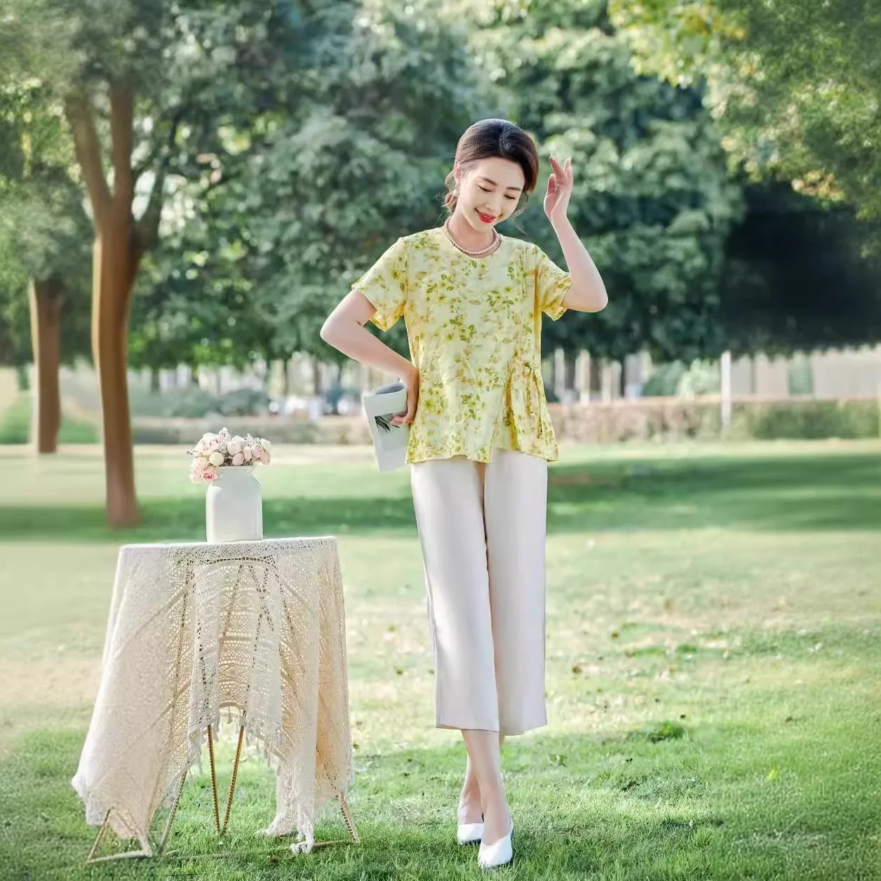 

Летний комплект из хлопка и льна: модный принт, новый стиль, для женщин среднего возраста, с круглым вырезом, без рукавов, брюки-палаццо для мам