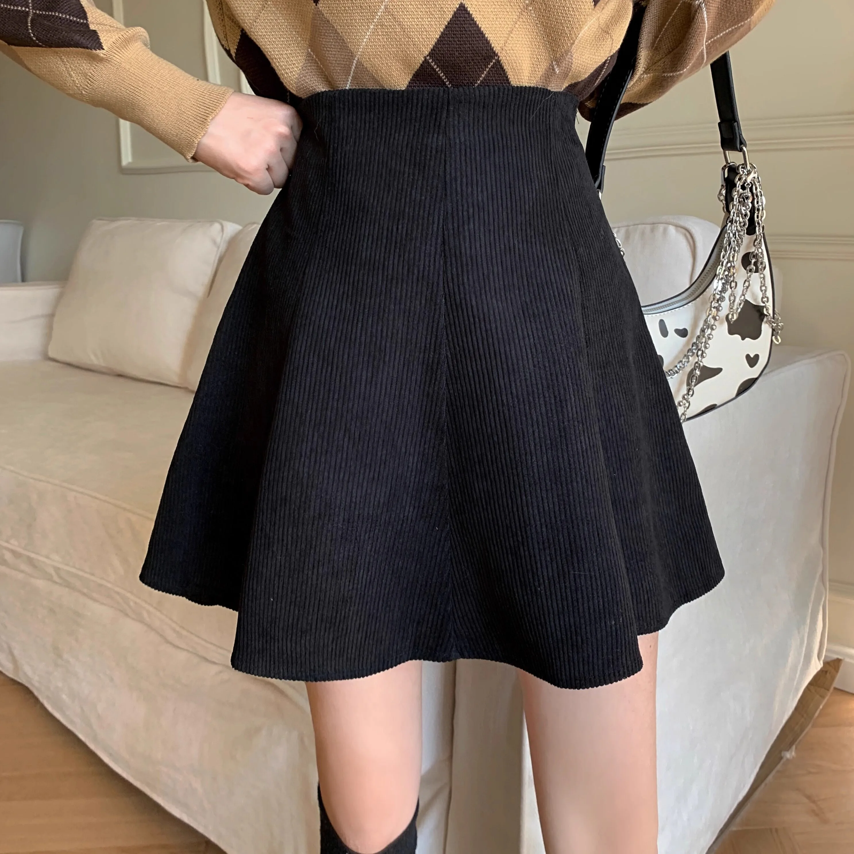 Übergröße Cord-Minirock mit Hoher Taille, A-Linie, Ausgestellt für Damen, Herbst Winter, Weiß Kaffeefarben, Schmal Geschnitten, Hüftumschmeichelnder Skater-Rock – Detail 7