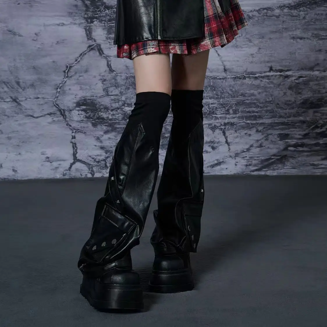 Black Dark Pu Leather Leg Cover Y2K Leg Warmers Cargo Pocket Rivet Stud Flared Techwear Boot Covers Boot Cuffs