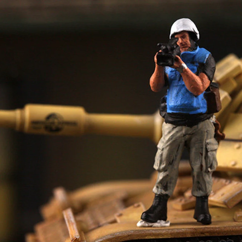 

Масштабная модель 1:72 из смолы: современный военный корреспондент-солдат для сцен с танками и вертолетами, коллекционный декоративный подарок