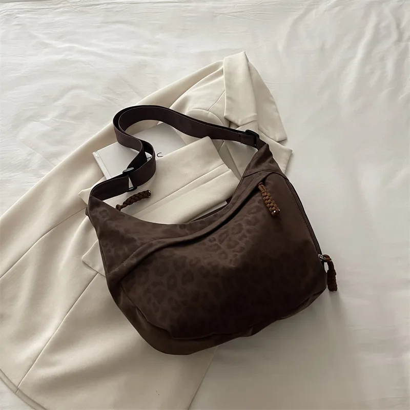 Women Fashion Leopard Print Crossbody Bag Large Capacity Hobo Shoulder Bag for Daily Commute Casual Outfit Armpit Bag