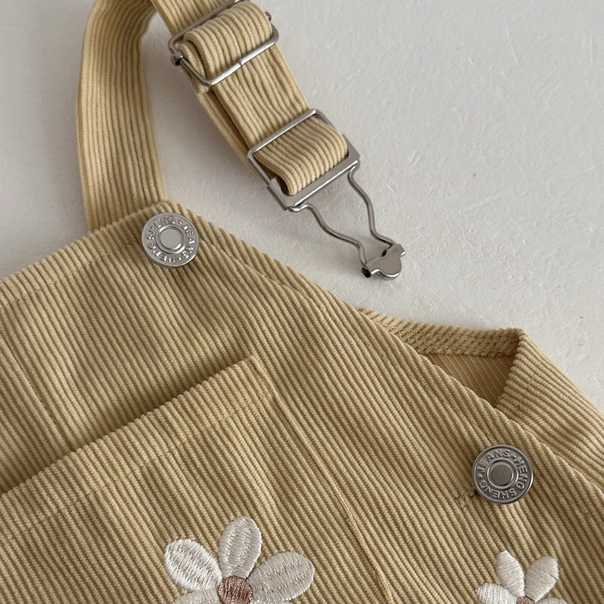 Koreanischer Stil Baby Jungen Mädchen Overalls Gänseblümchen-Stickerei Denim-Latzhosen Kinder-Overalls für Frühling Herbst 0-3 Jahre – Detail 10