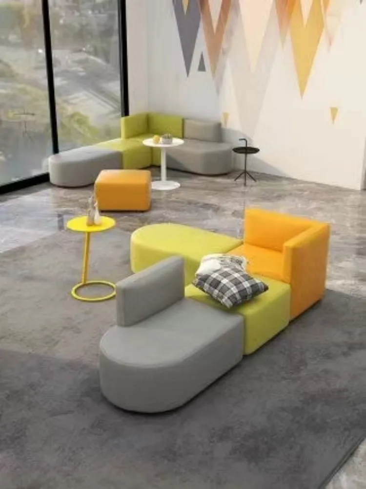 

Офисная зона для творческих встреч, переговоров, приема гостей, отдыха и досуга, учебное заведение, современный простой диван, журнальный столик, комбинация мебели.