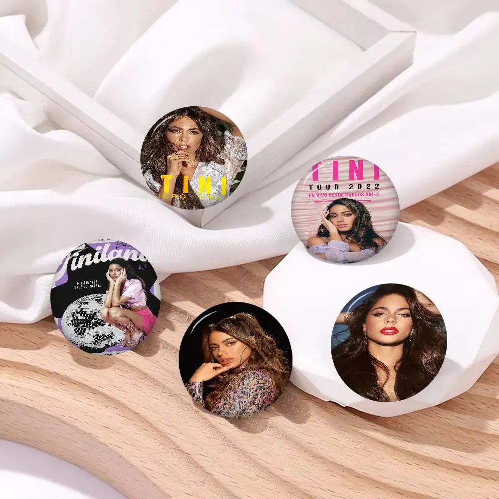 المغني تيني ستوسل 58 مللي متر اليدوية بروش الكرتون تأثيري شارة على ظهره مجوهرات اكسسوارات هدايا #3