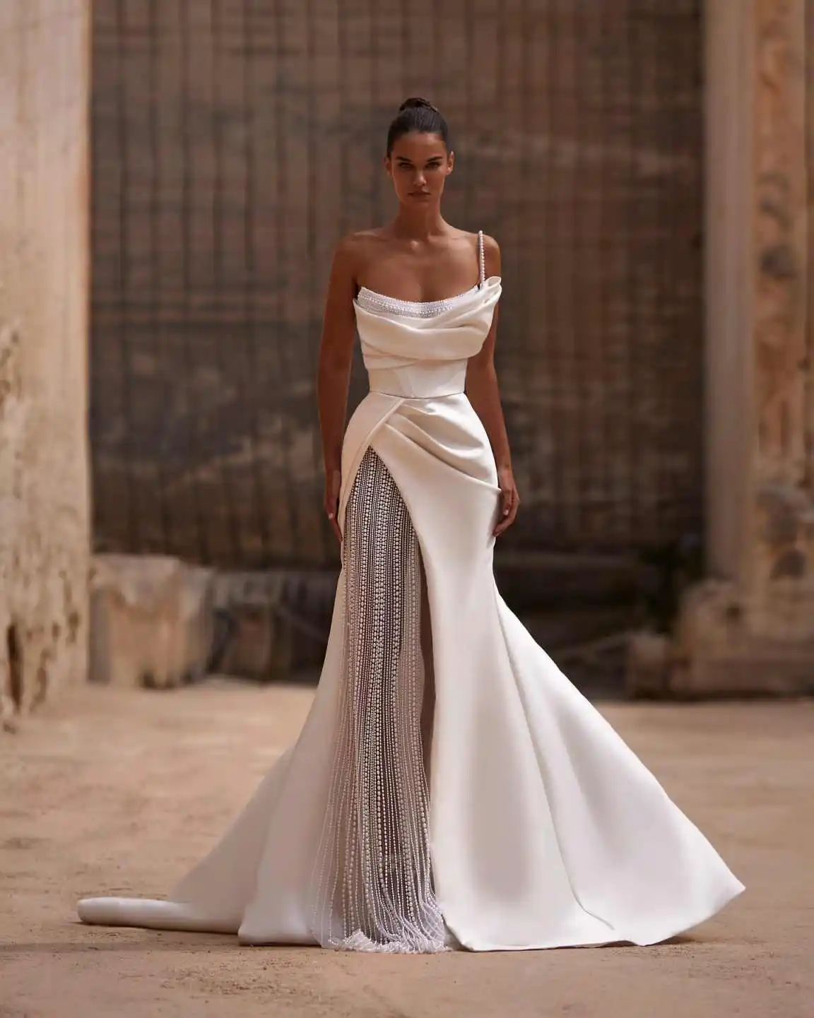 Elegant Pearls Beaded Mermaid Wedding Gown Strapless Ruched Backless Satin Sweep Train Bridal Dress Vestido De Novia Customized