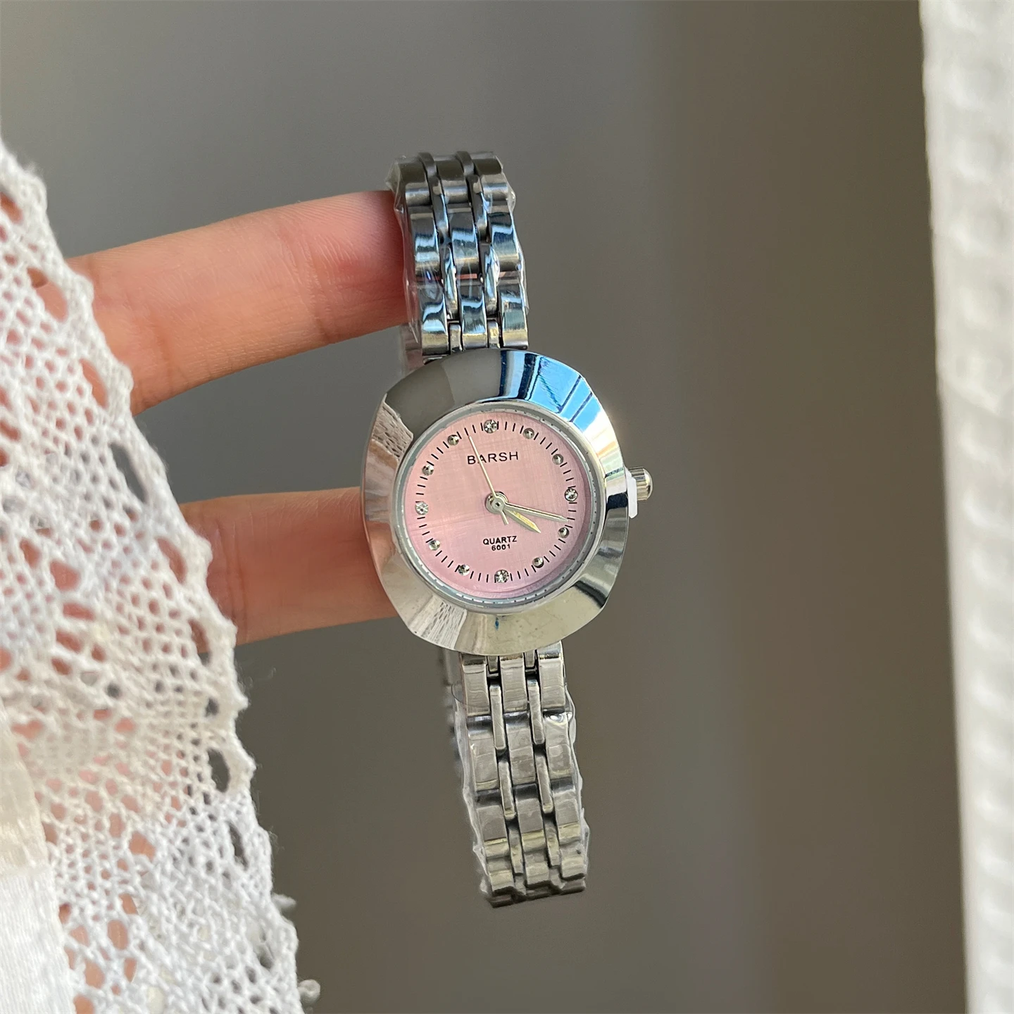 Fashionablelight luxury retro exquisite round watch for women high value art retro quartz watch ladies watch luxury high quality