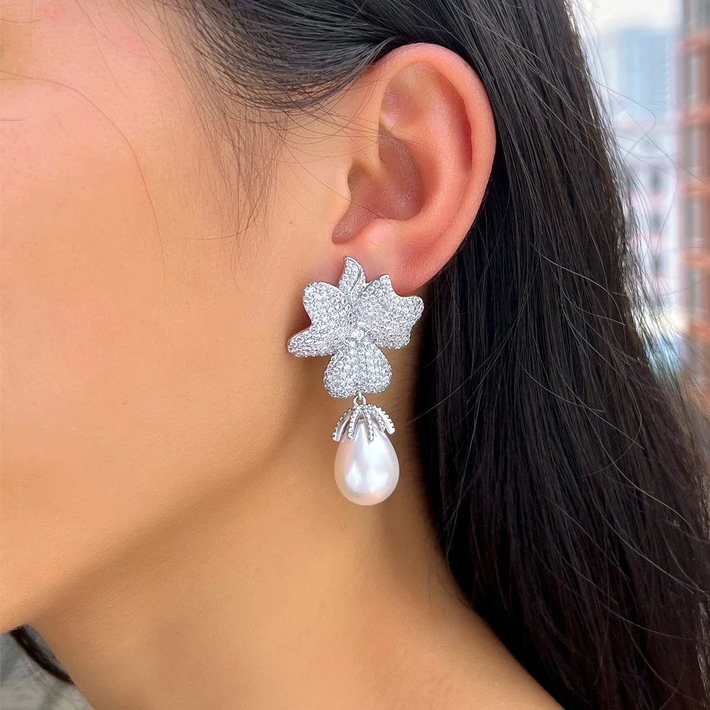 CWWZircons Fancy Zirkon Weißgoldfarbene Große Blatt- und Blütenform Hängende Lange Perlenohrringe für Damen Party Großhandel E0942 – Detail 2