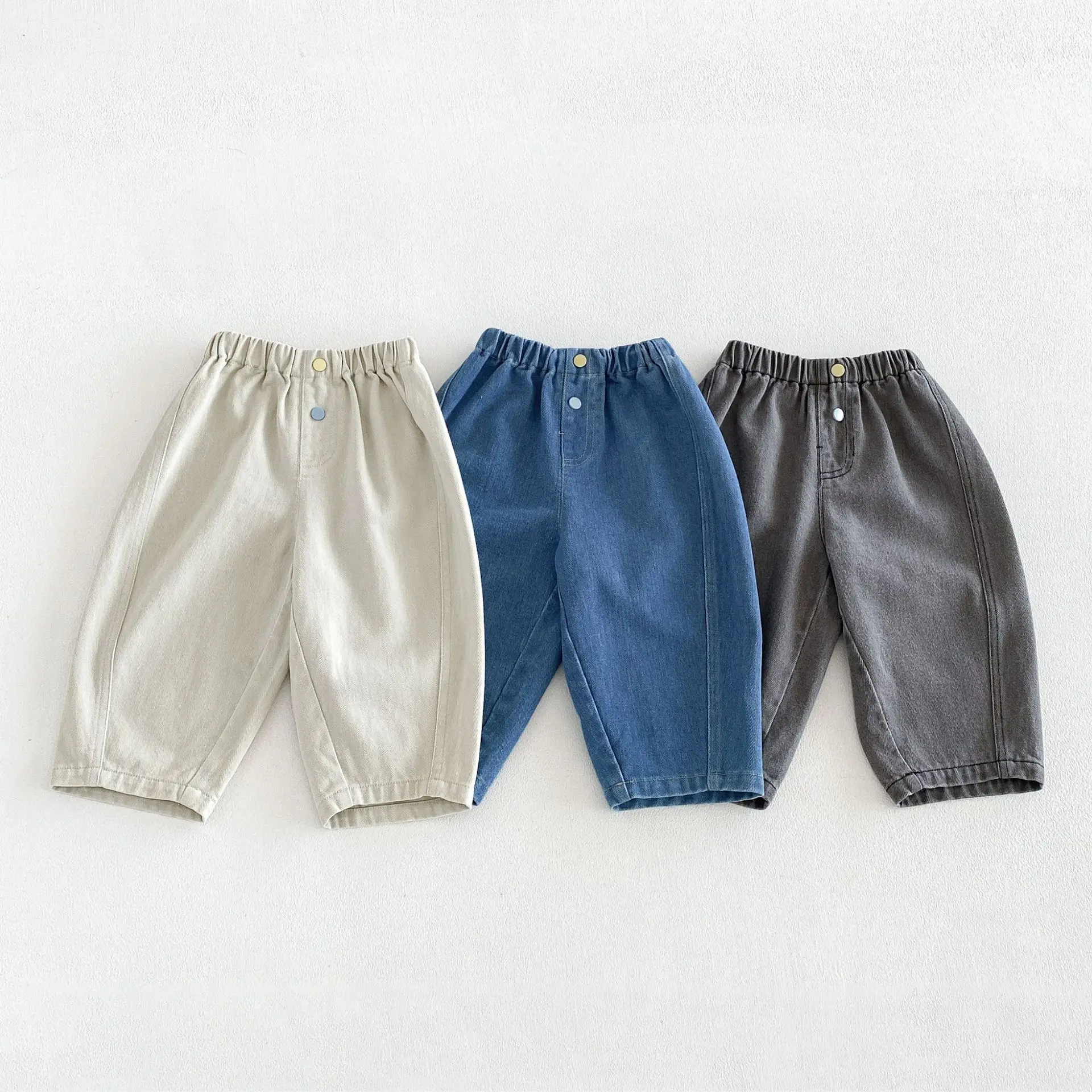 2026 Herbst Kinderhosen Einfarbige Mädchen-Jeanshosen Schlichter Stil Herbst-Jeans für Jungen Weiche Haremshosen – Detail 6
