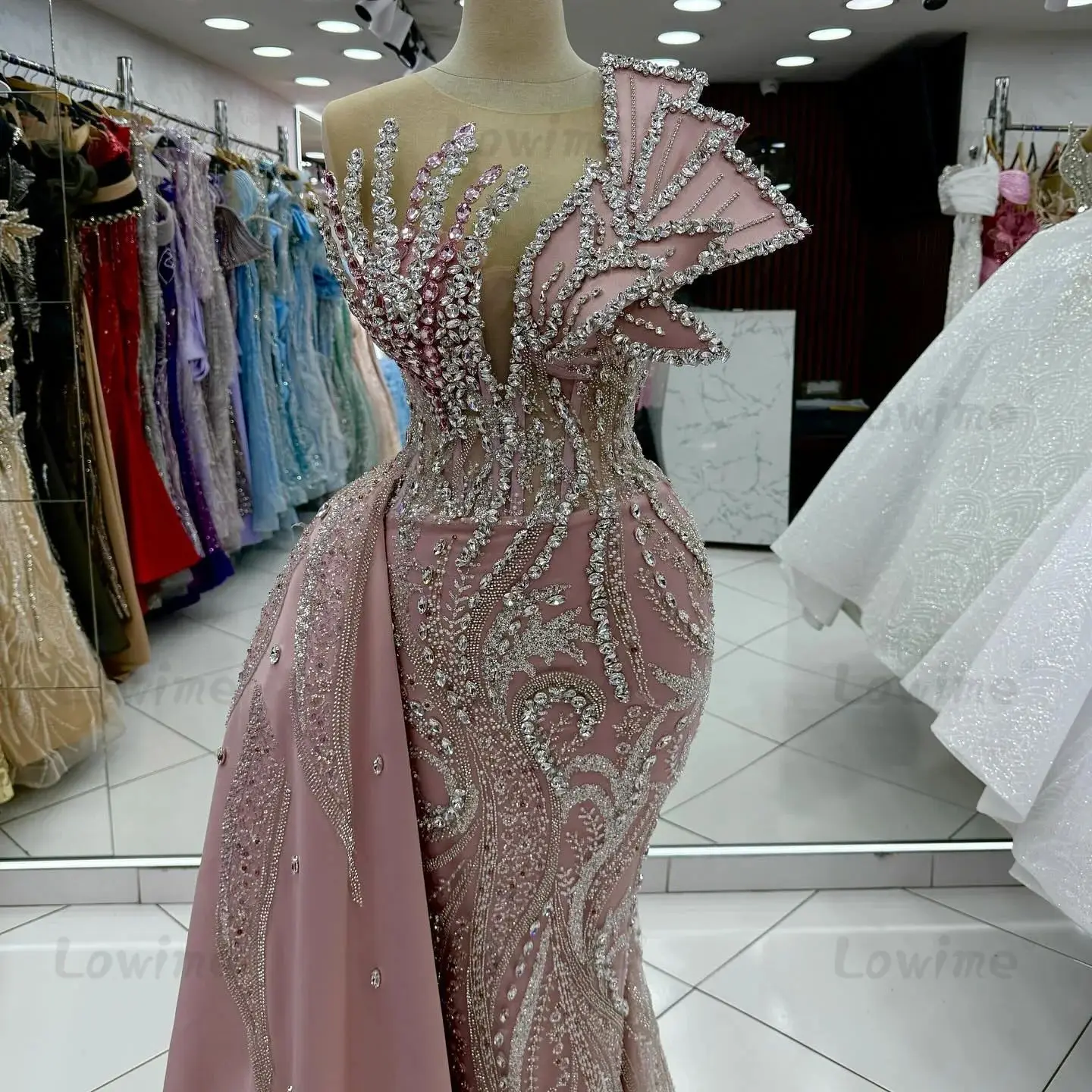 Szaty różowe suknie wieczorowe z bocznym trenem suknie na przyjęcia weselne syrenka dubaj arabskie kryształy sukienka na studniówkę 2025 dostosowane