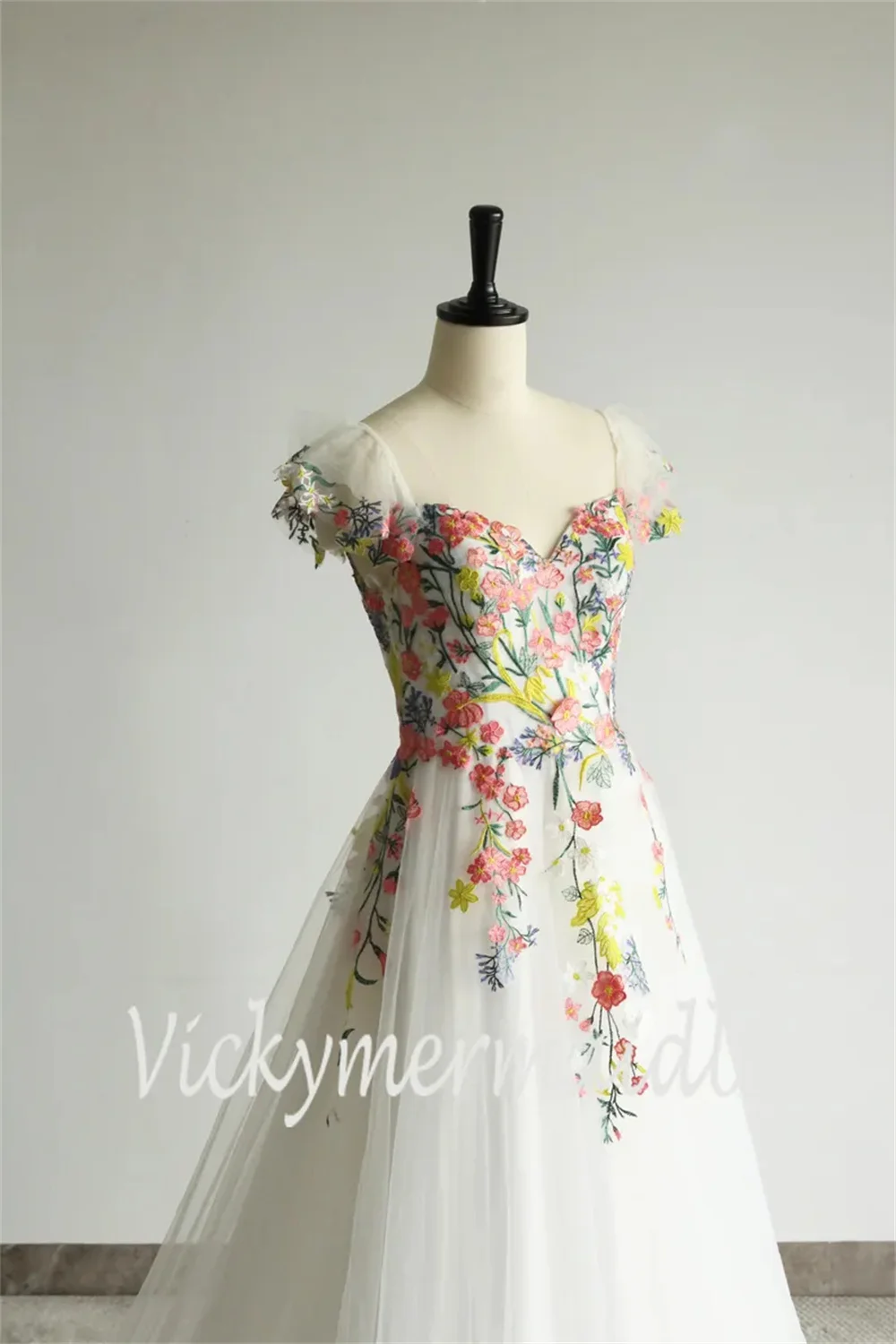 京都白花ノースリーブウェディングドレス A ラインカスタマイズされた新しい في الفساتينスイープトレインエレガントなベストドデガラノーチェムジェ