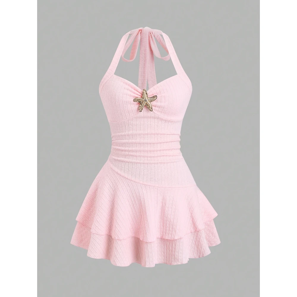 Mono corto de fiesta burdeos con brillos, cuello halter, espalda descubierta y lazo en la espalda, ajustado al cuerpo.