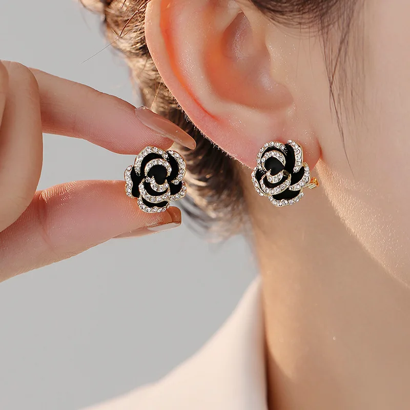 Sexy and Shiny Rhinestone Black Camellia Flower Earrings Luxury Accessories for 2024 Fashion Jewelry Women\'s and Girls\' Party