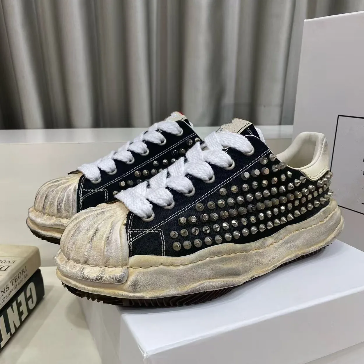 2026 New Rivet Shoes Trendy Leather Low Top Board Shoes Couple Men's Shoes Thick Bottom Casual Sports Shoes