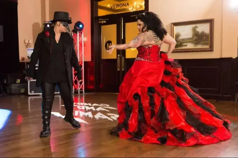 Wampir czerwono-czarna suknia ślubna z dżetów kwiaty koronkowe aplikacje Halter dekolt w serek gotycka wysoka niska suknia ślubna dostosowana