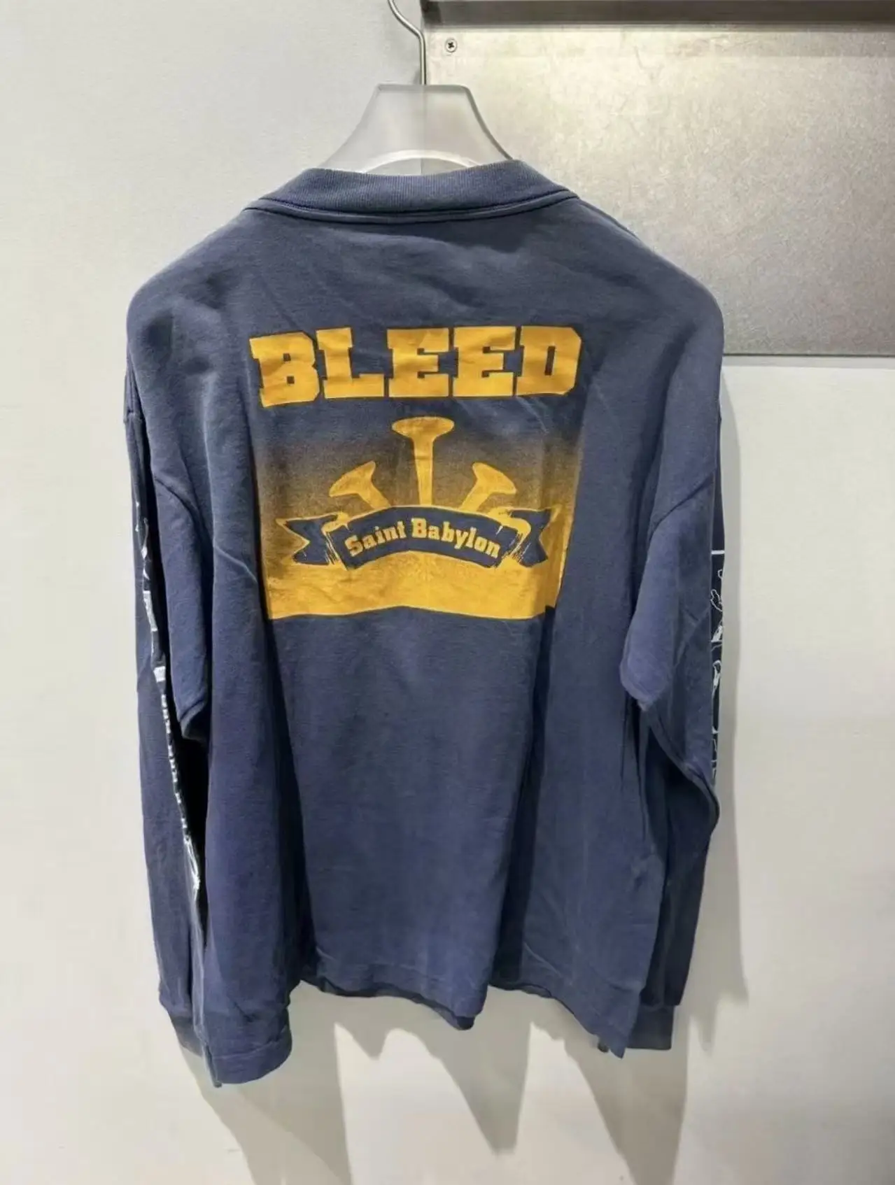 

Мужская футболка Babylon Collaborative Long Sleeve T-shirt, свободного кроя, из чистого хлопка, с эффектом поношенности, с принтом на манжетах, круглый вырез