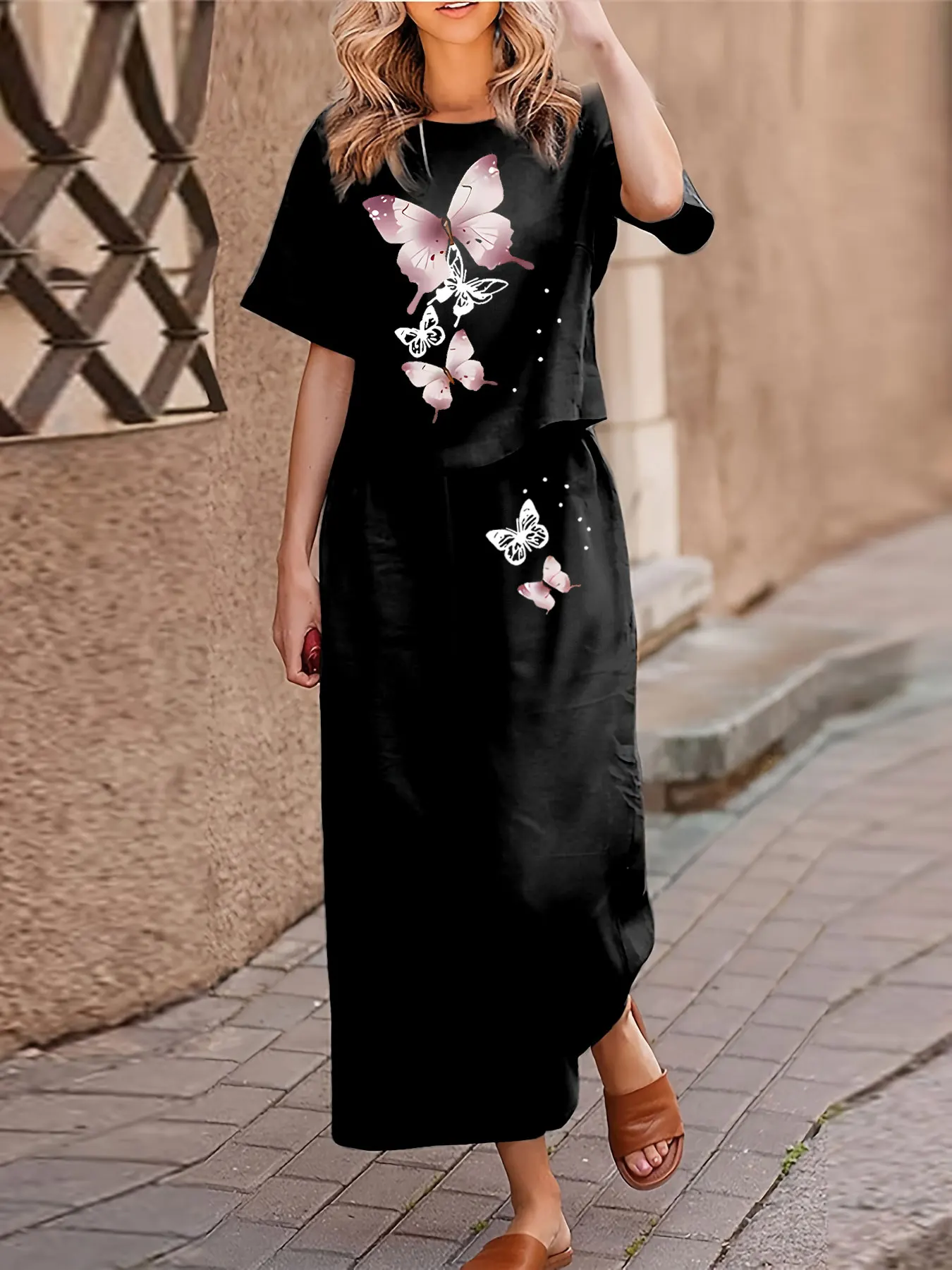 Damski komplet dwuczęściowy plus size, casualowy, koszulka z krótkim rękawem i nadrukiem, spodnie, luźny krój, okrągły dekolt.