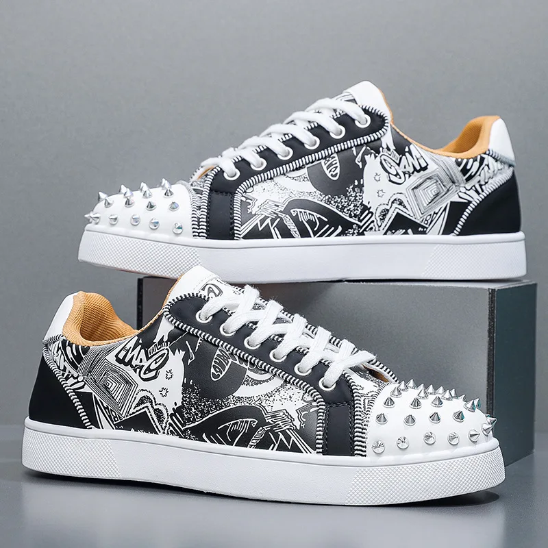 

Весенняя мужская обувь, кожаная повседневная обувь с заклепками, трендовые туфли для скейтборда на плоской подошве с принтом, молодежные уличные крутые черные кроссовки