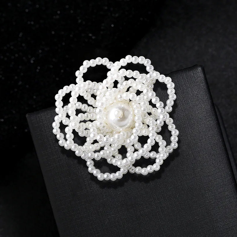 SKEDS Elegant Exquisite Pearl Flower Brooches Badges For Women Lady Fashion Design Korean Style Suit Office Pins Corsage Gift