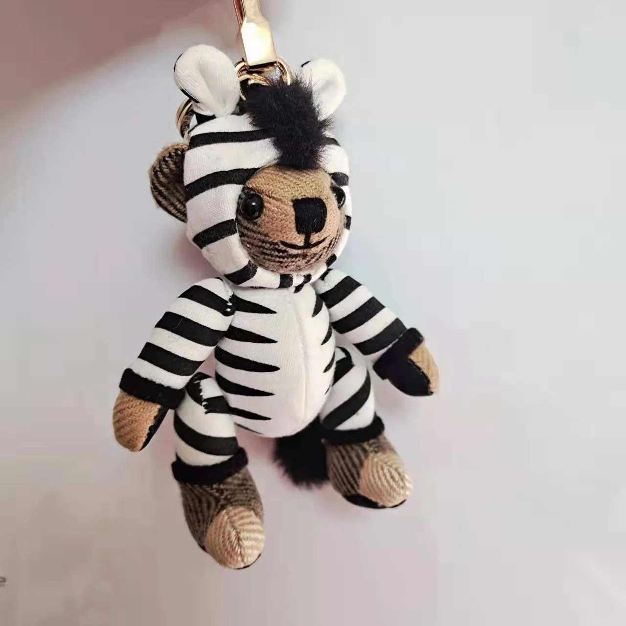 2026-porte-cles-et-breloque-de-sac-en-peluche-zebre-a-carreaux-en-cachemire-pendentif-de-voiture-cadeau-d'anniversaire-accessoire-de-sac-figurine-de-dessin-anime-decoration-de-voiture