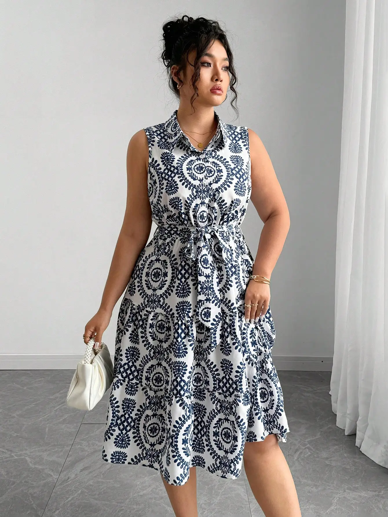 

Платье-рубашка без рукавов с цветочным принтом и завязками на талии для лета