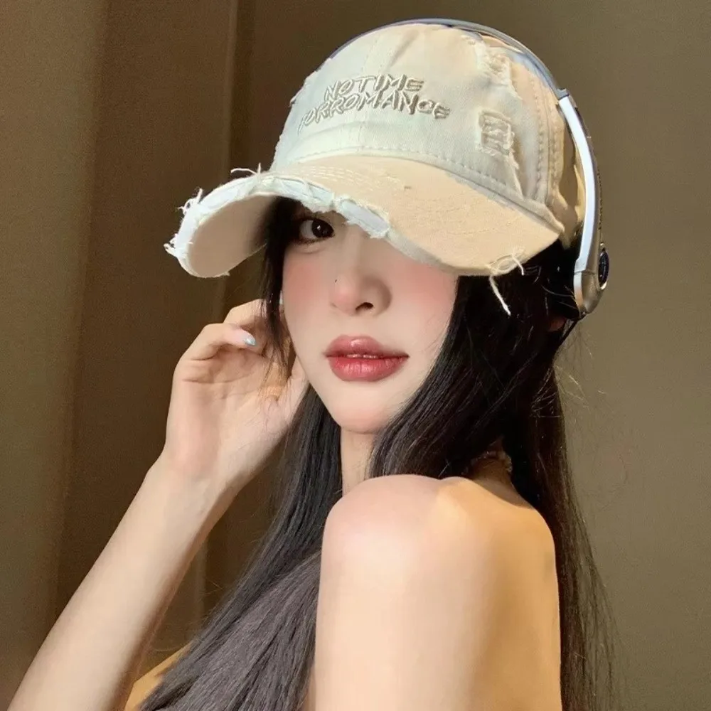 Gorra de béisbol rasgada ajustable con agujeros bordados del alfabeto coreano gorra con visera de algodón lavada gorra de béisbol con letras para adolescentes