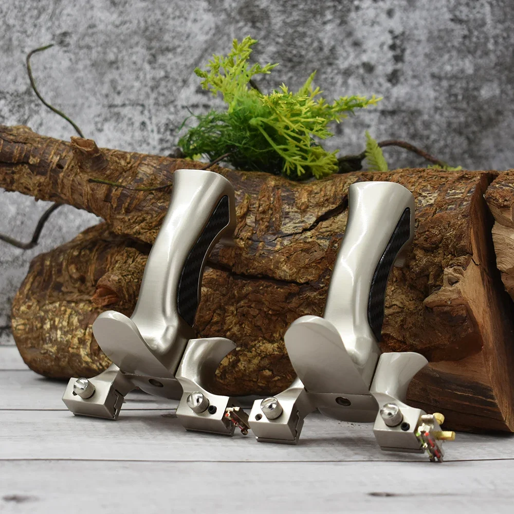 Alloy Slingshot Electroplated Finish Fiber Dots Carbon Grip High Precision Outdoor Shooting Catapult 2 Sizes Available