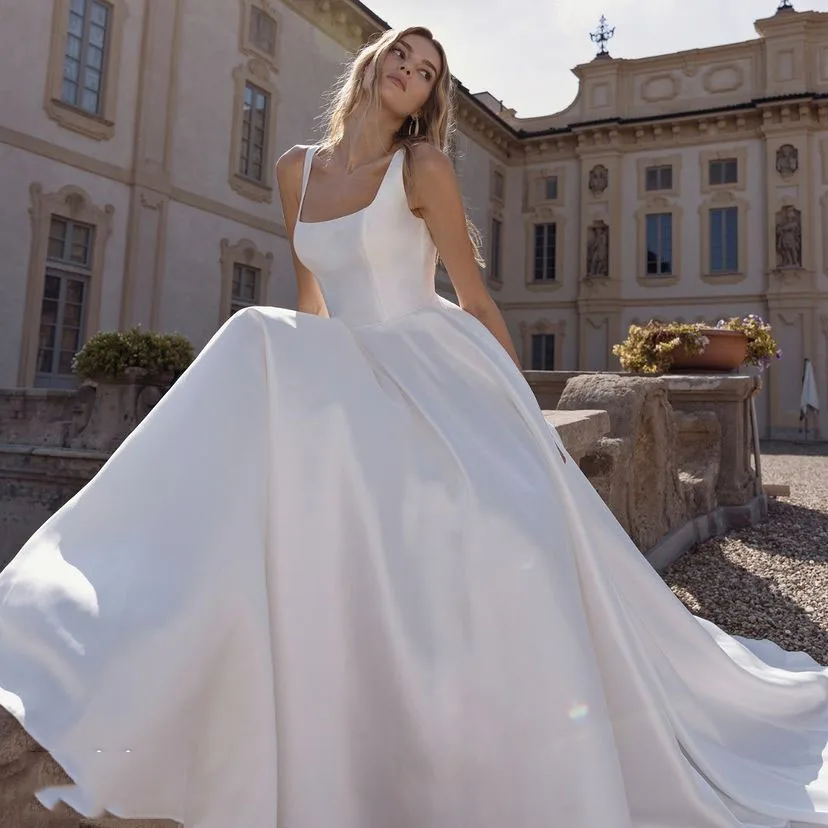 Eleganti abiti da sposa in raso 2023 collo quadrato una linea abiti da sposa Backless personalizza per misurare l'abito elegante Mariee semplice