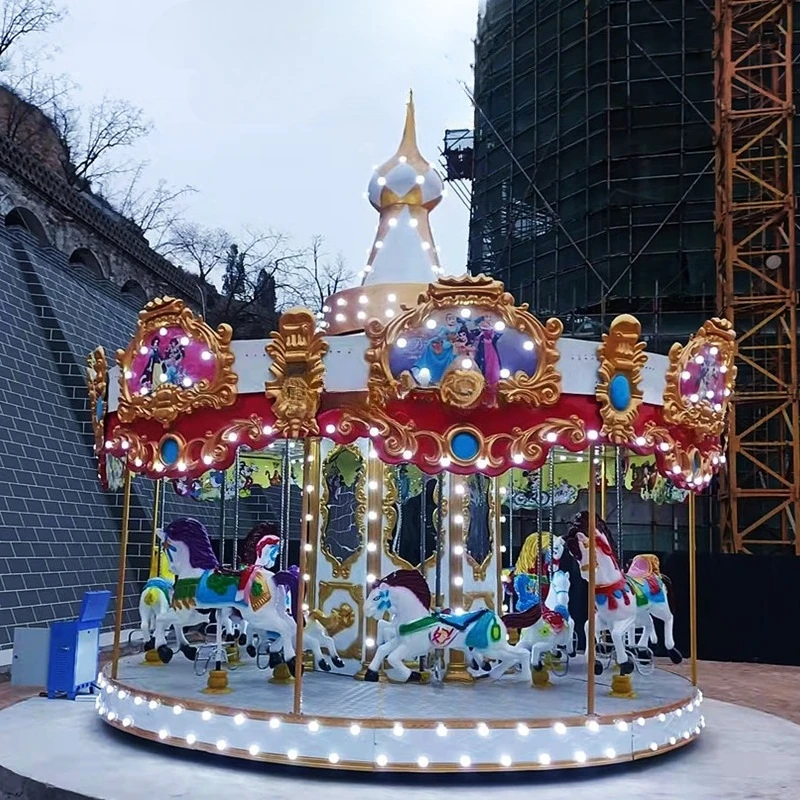 معدات تسلية دائرية عند مدخل مركز تسوق مربع كبير