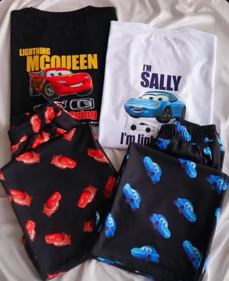 

2026 Новый бестселлер, комплект с капюшоном и пижамными штанами Car Lightning McQueen & Sally осень/зима для взрослых пар.