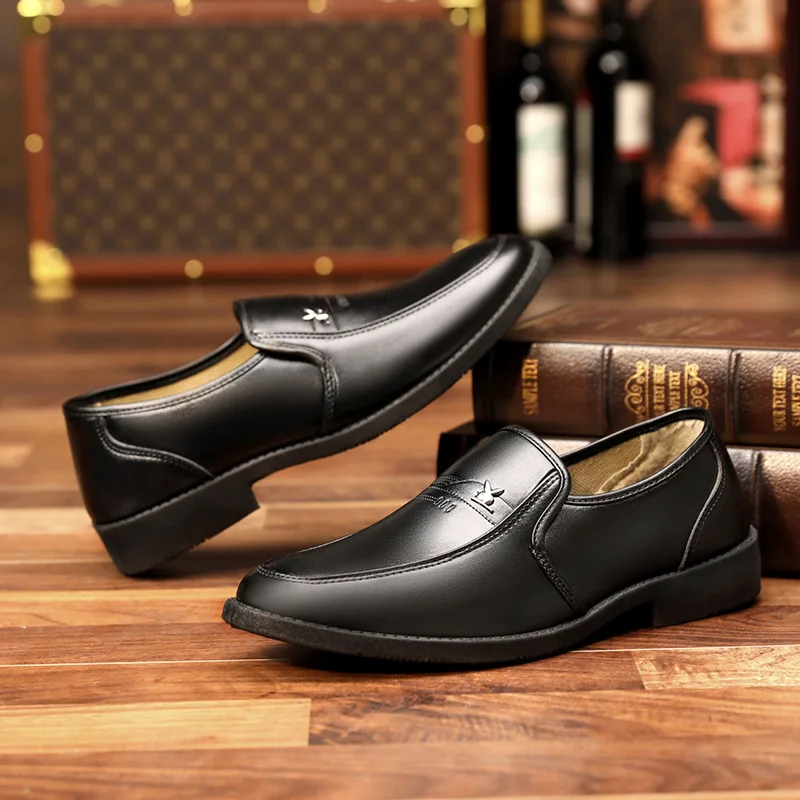 Sapatos formais de couro masculino 2025 marca de luxo mocassins macios respiráveis deslizamento em sapatos de condução pretos plus size 45