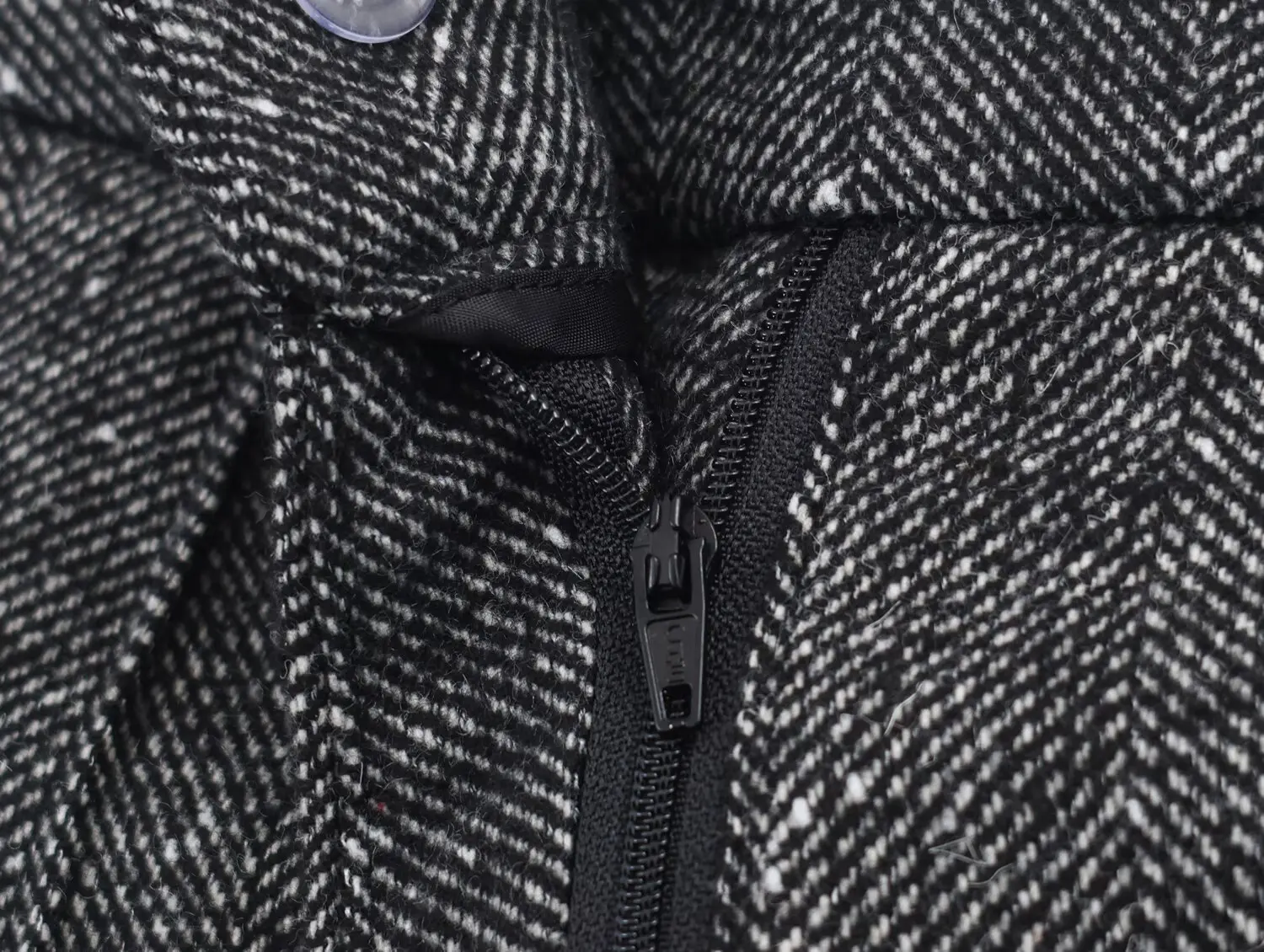 ملابس نسائية جديدة لعام 2025: بنطال عصري عالي الخصر واسع الساق على الطراز الأوروبي والأمريكي مع لمسة نهائية لامعة