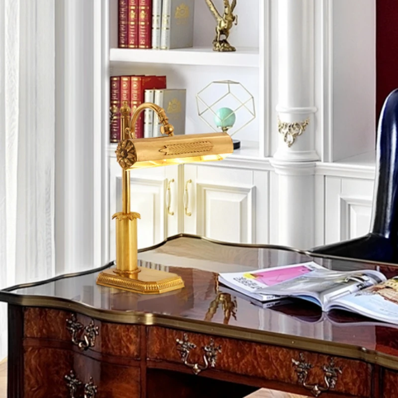 مصباح طاولة نحاسي رعوي لغرفة النوم الفاخرة بجانب السرير مصباح طاولة نحاسي خطي للفيلا