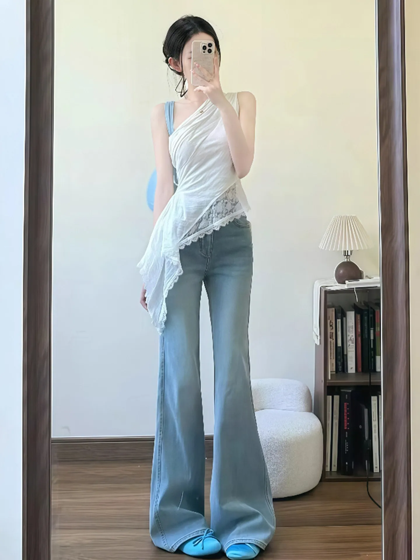 

Белый кружевной топ-бюстье и брюки с высокой талией прямого кроя, комплект из двух предметов, модный летний образ 2026 года, универсальный асимметричный крой для смелых девушек