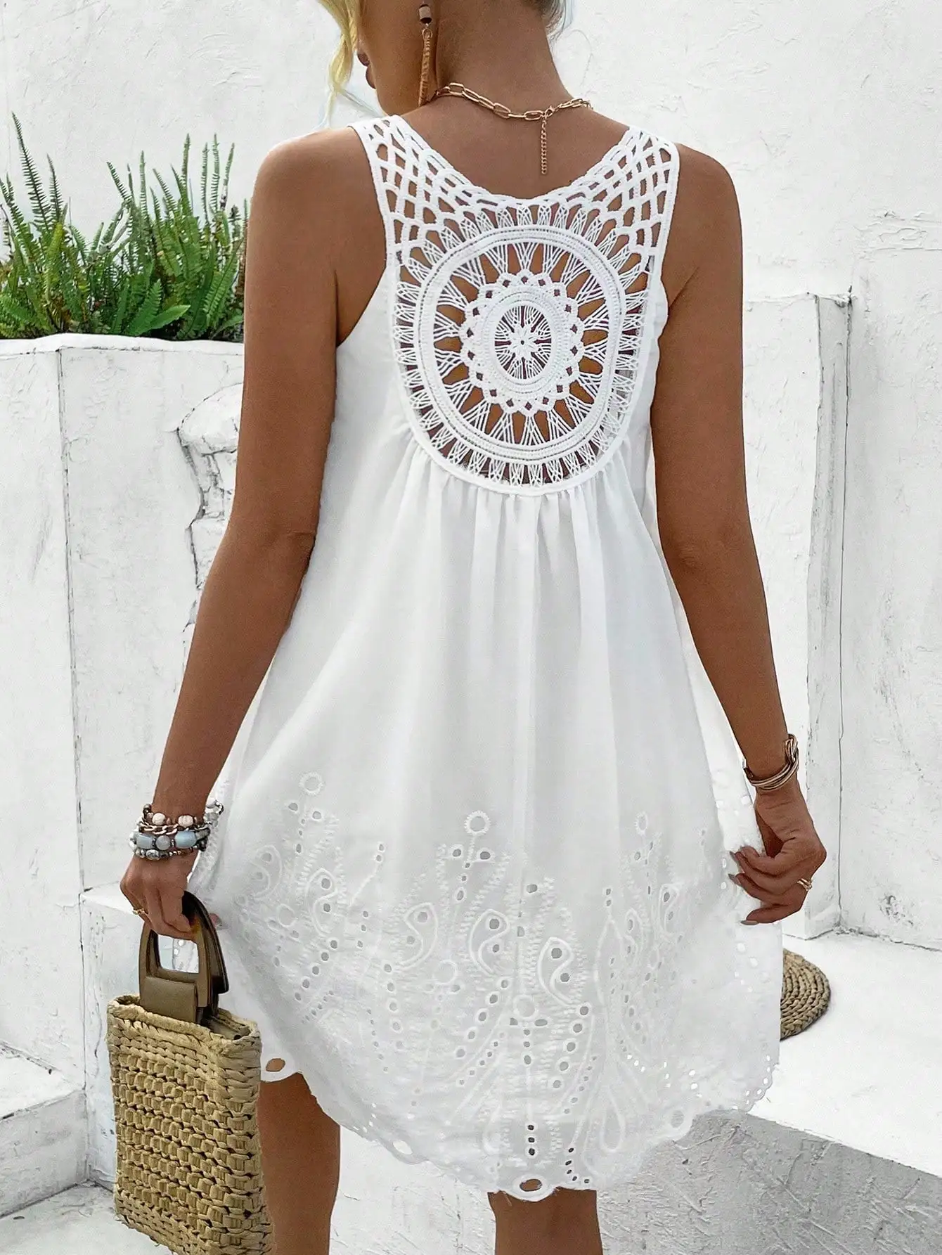 

Белое платье без рукавов с вязаной спинкой и вышивкой кружевом для пляжного отдыха