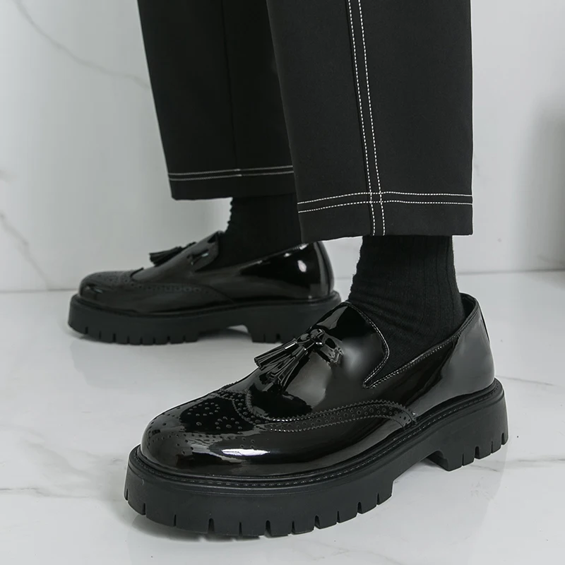 

Классические черные мужские кожаные лоферы с круглым носком, толстой подошвой и противоскользящей подошвой, модные брендовые удобные туфли с резным узором для мужчин