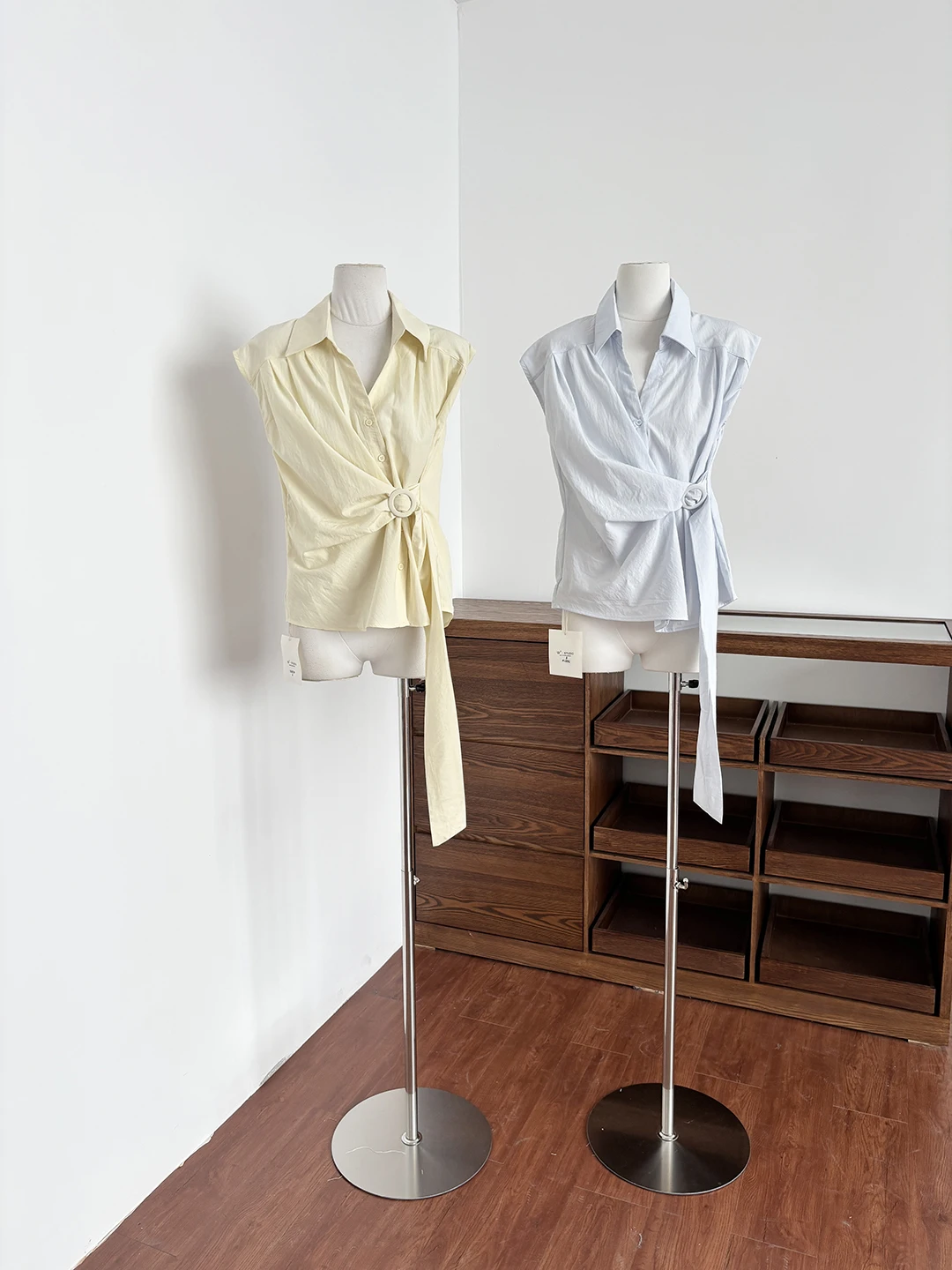 

Korean Style Simple Elegance Turn-down Collar Vest Shirt Women Summer 2026 Slimming Waist Cinch Knot Small Shirt