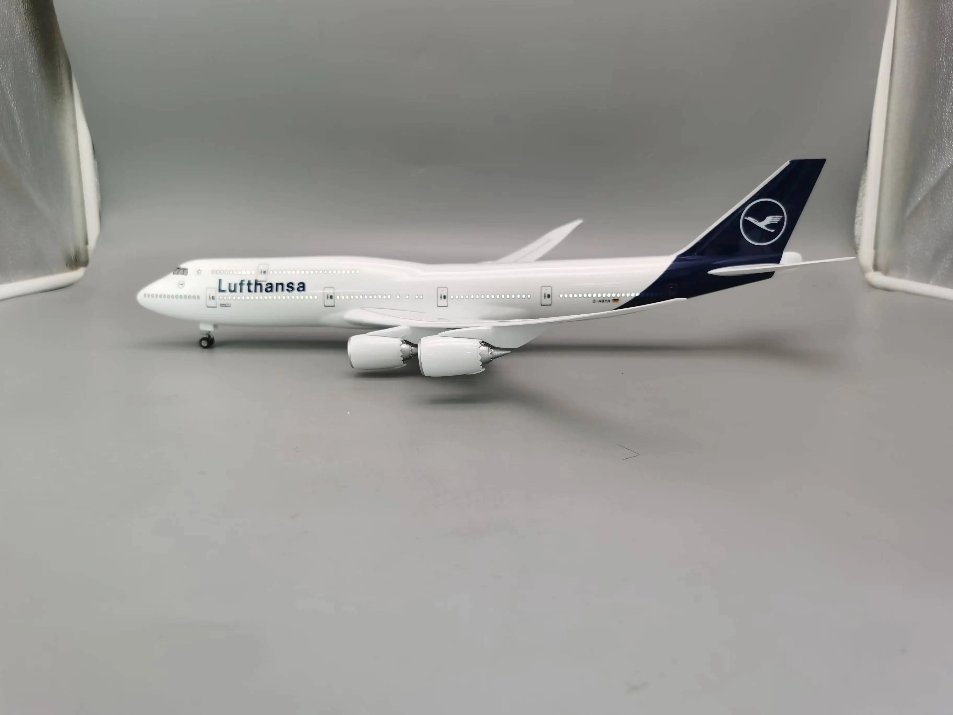 

47cm Resin Model Planes Lufthansa B747 Airways Diecast Airplanes 1/150 Scale Aircraft With Lamp & Stand Boys Toys Birthday Gift
