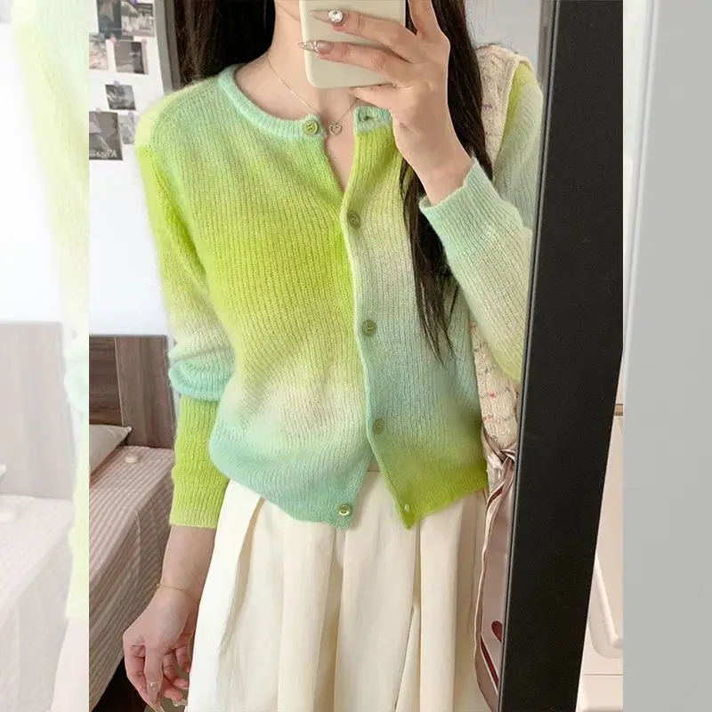 

Кардиган на пуговицах с длинными рукавами и круглым вырезом градиентного цвета