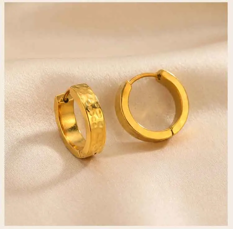 18K vergoldete Creolen für Damen, gehämmerte Huggie-Ohrringe aus Edelstahl, hypoallergene Vintage-Ohrringe, Schmuckgeschenk – Detail 4