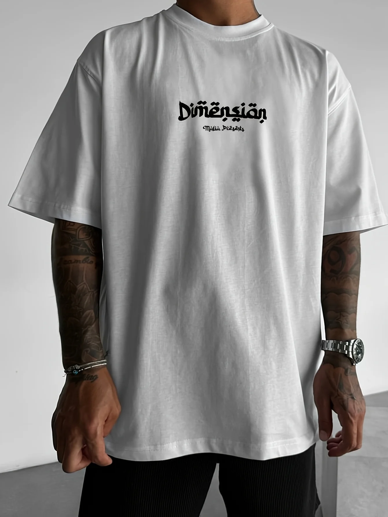 Stilvolles 100% Baumwoll-Herren-T-Shirt mit Rot-Rosa Verziertem Teppich-Print und Gotischem Text Ultra Weich Ideal für Sommerliche Tägliche Kleidung – Detail 6